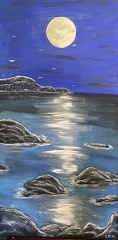 Silbermond über stiller See zur blauen Stunde